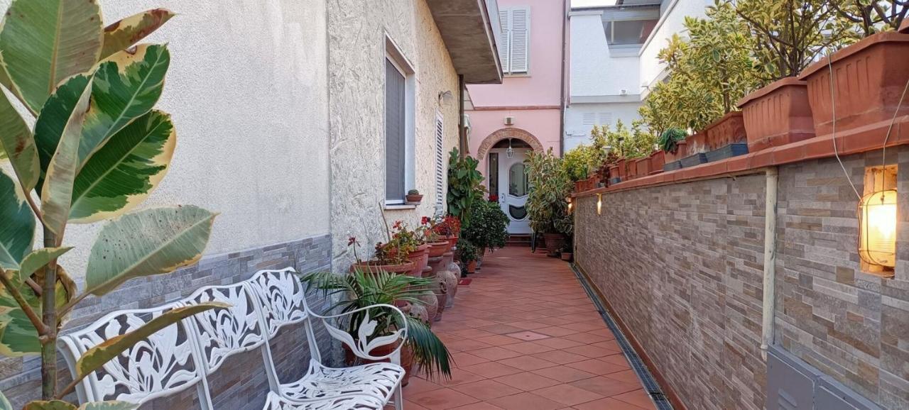 Lovely House Near The Beach Torre del Lago Puccini Exteriör bild